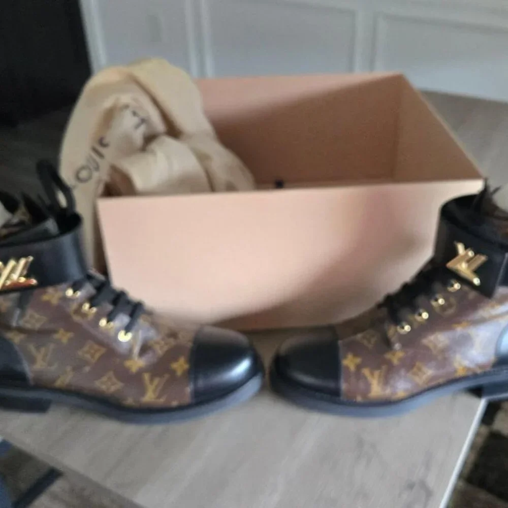 Louis Vuitton - Picture 5 of 6